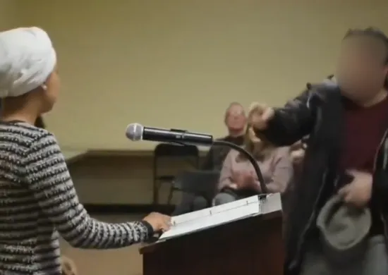 Imagem ilustrativa da imagem EUA: homem usa seringa para jogar líquido desconhecido em deputada democrata