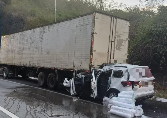 Imagem ilustrativa da imagem Em Gravatá, colisão na BR-232 deixa quatro feridos, incluindo uma recém-nascida