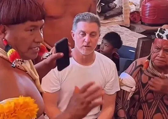 Imagem ilustrativa da imagem Em gravação com indígenas, Luciano Huck proíbe celular e roupa