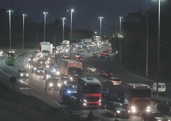 Imagem ilustrativa da imagem Empresários capixabas criticam atual estado da BR-262: "Horas de fila no trânsito"