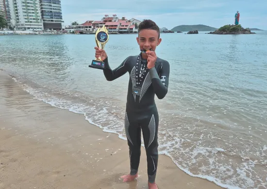 Imagem ilustrativa da imagem Estudante de 12 anos encara desafio e nada 15 km no mar