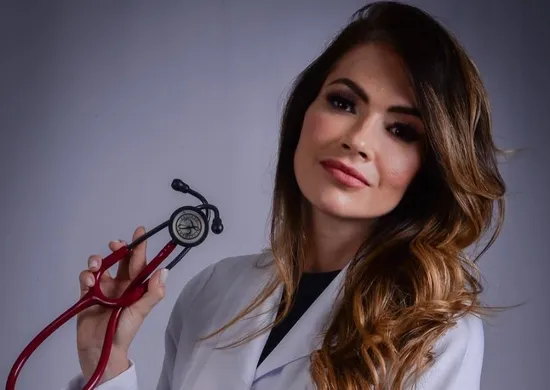 Imagem ilustrativa da imagem Fani Pacheco: "Medicina foi o maior desafio da minha vida"