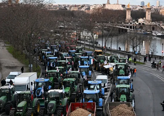 Imagem ilustrativa da imagem Fazendeiros franceses protestam com 350 tratores contra acordo entre UE e Mercosul