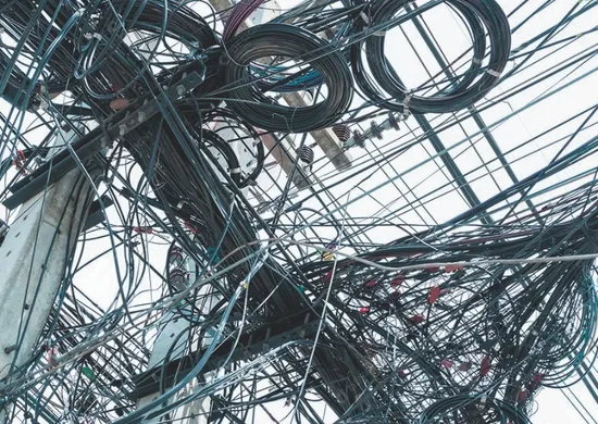 Imagem ilustrativa da imagem Fios nos postes: prefeito de Linhares anuncia força-tarefa contra poluição visual