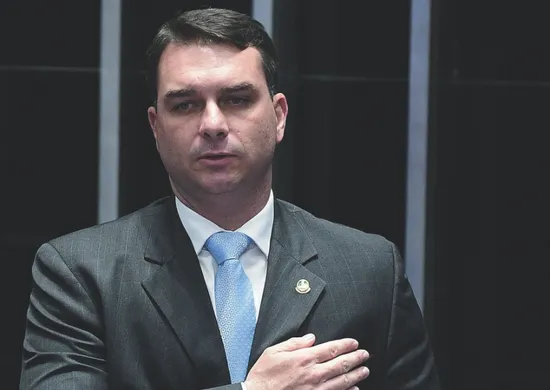 Imagem ilustrativa da imagem Flávio Bolsonaro busca apoio da direita internacional