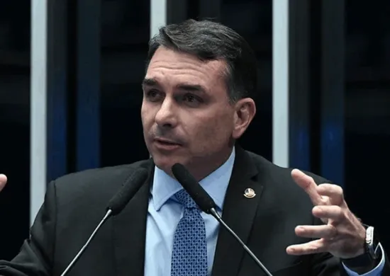 Imagem ilustrativa da imagem Flávio Bolsonaro vai atrás de 'recall' do pai em igrejas evangélicas