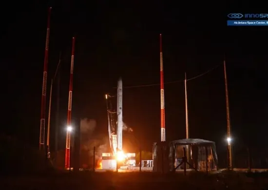 Imagem ilustrativa da imagem Foguete explode após anomalia em lançamento comercial inédito no Brasil