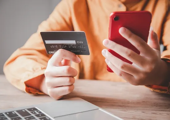 Imagem ilustrativa da imagem Fraudes digitais: hackers vendem cartões clonados a partir de R$ 40 na internet