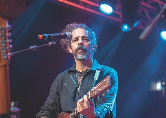 Imagem ilustrativa da imagem Fusão inédita de congo e folk em novo projeto de Sandrera