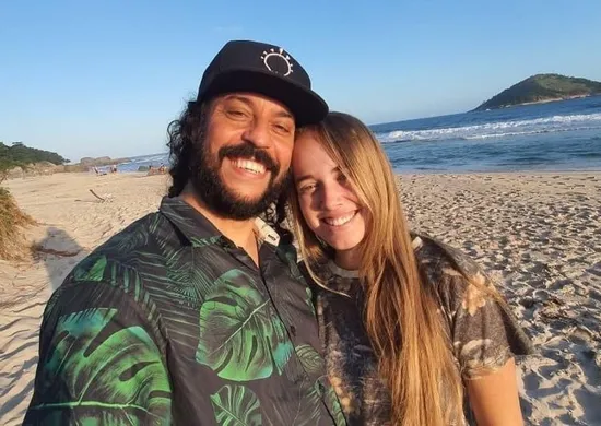 Imagem ilustrativa da imagem Gabriel O Pensador se casa com Gabriela Vicente em cerimônia intimista