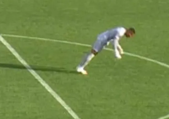 Imagem ilustrativa da imagem Goleiro do Sudão desmaia em jogo, mas fica em campo