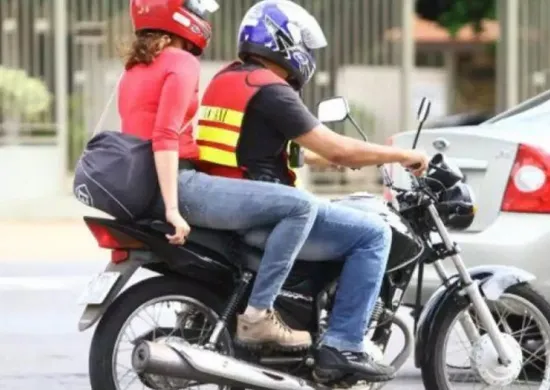 Imagem ilustrativa da imagem Governo Lula vai liberar faixa azul para motos em todas as cidades do país