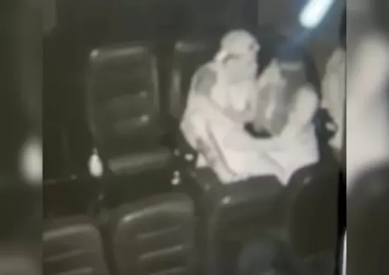 Imagem ilustrativa da imagem Grávida é agredida pelo companheiro em cinema após receber ligação em MG