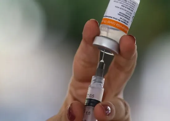 Imagem ilustrativa da imagem Há 5 anos, Brasil aplicava primeiras doses de vacina contra a covid-19