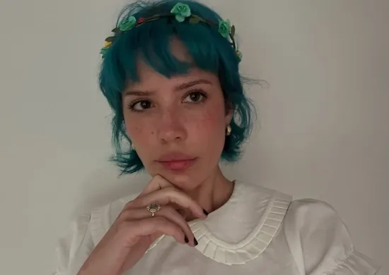 Imagem ilustrativa da imagem Halsey é assediada durante show nos EUA