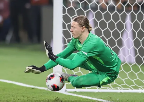 Imagem ilustrativa da imagem Herói do PSG, Safonov fraturou a mão durante jogo contra o Flamengo