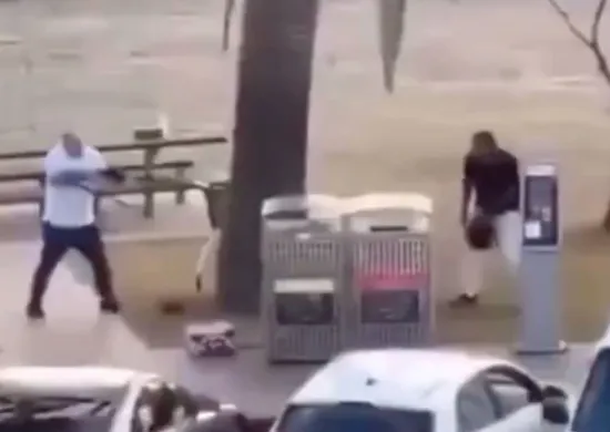 Imagem ilustrativa da imagem Homem desarma atirador em praia na Austrália, e premiê o chama de herói