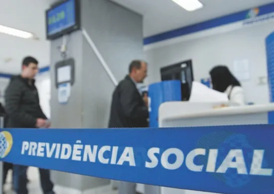 Imagem ilustrativa da imagem INSS interrompe pagamento de reajuste e faz descontos na aposentadoria de 14 mil
