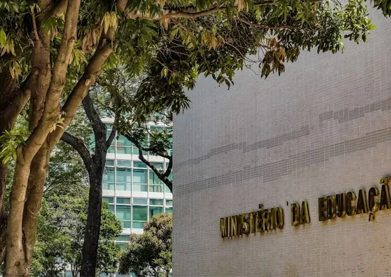 Imagem ilustrativa da imagem Imoral e inconstitucional, diz secretária do MEC sobre fim das cotas raciais em SC