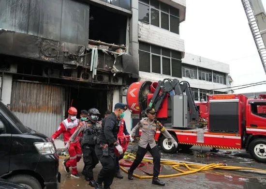 Imagem ilustrativa da imagem Incêndio atinge prédio de sete andares na Indonésia e deixa 20 mortos