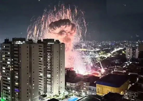 Imagem ilustrativa da imagem Incêndio e explosões são registrados na Avenida Salim Farah Maluf, zona leste de SP