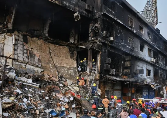 Imagem ilustrativa da imagem Incêndio em shopping no Paquistão mata ao menos 21; dezenas estão desaparecidos