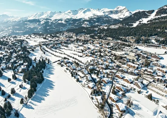 Imagem ilustrativa da imagem Incêndio na Suíça acontece em estação badalada, que teve ator de 007 como morador
