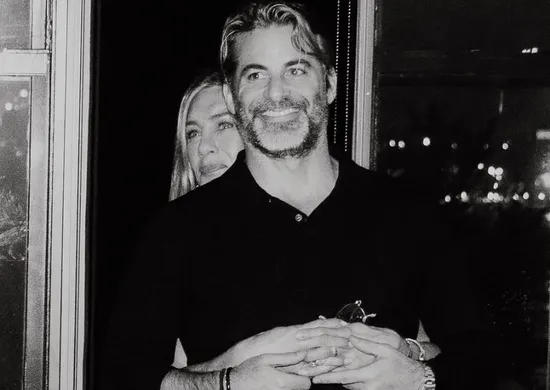 Imagem ilustrativa da imagem Jennifer Aniston planeja casamento luxuoso na Grécia com Jim Curtis, diz site