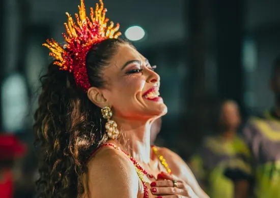 Imagem ilustrativa da imagem Juliana Paes irrita a torcida da Viradouro