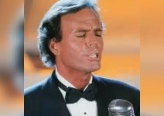 Imagem ilustrativa da imagem Julio Iglesias é acusado de assédio sexual por ex-funcionárias