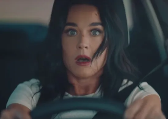 Imagem ilustrativa da imagem Katy Perry cai muito em vídeo com prévia de 'Bandaids'
