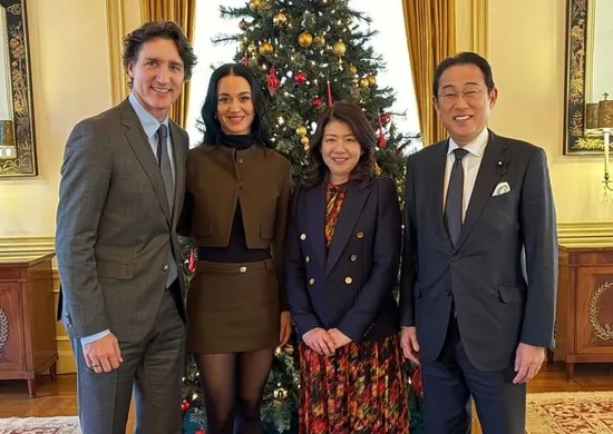 Imagem ilustrativa da imagem Katy Perry oficializa namoro com Trudeau em foto com político japonês