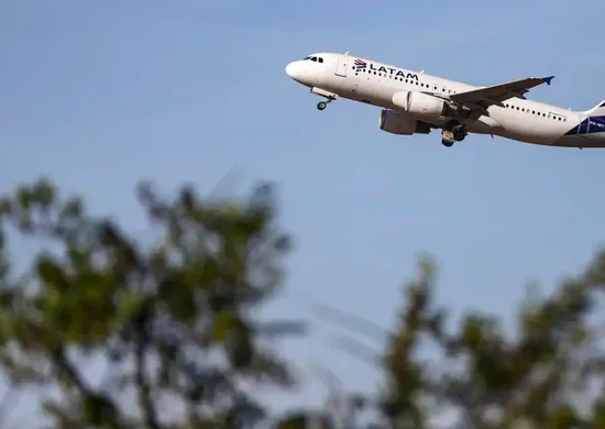 Imagem ilustrativa da imagem Latam cancela 173 voos após greve de pilotos no Chile e afeta 20 mil passageiros