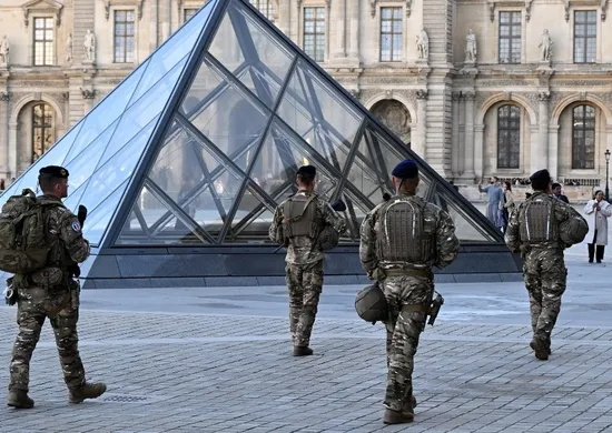 Imagem ilustrativa da imagem Mais quatro pessoas são presas pelo roubo de joias do Museu do Louvre