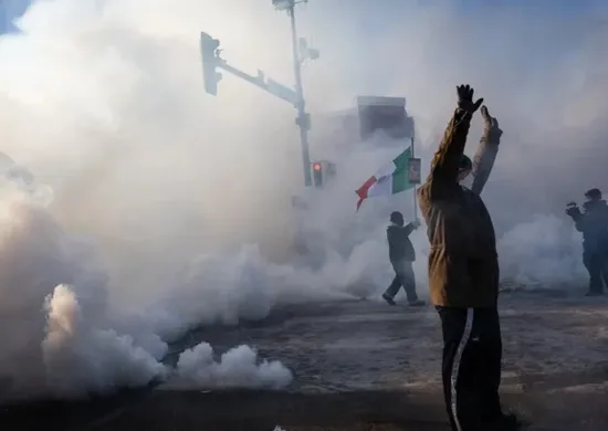 Imagem ilustrativa da imagem Manifestantes protestam em Minneapolis após morte de enfermeiro