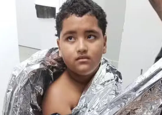 Imagem ilustrativa da imagem Menino é encontrado após 8 horas à deriva no mar