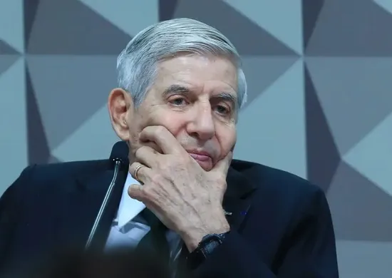 Imagem ilustrativa da imagem Moraes pede comprovação do histórico clínico de Augusto Heleno