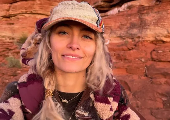 Imagem ilustrativa da imagem 'Não é uma vida fácil', diz Paris Jackson sobre desafios da sobriedade