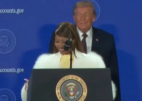 Imagem ilustrativa da imagem Nicki Minaj surge ao lado de Trump e diz quer é 'fã número 1' do presidente dos EUA