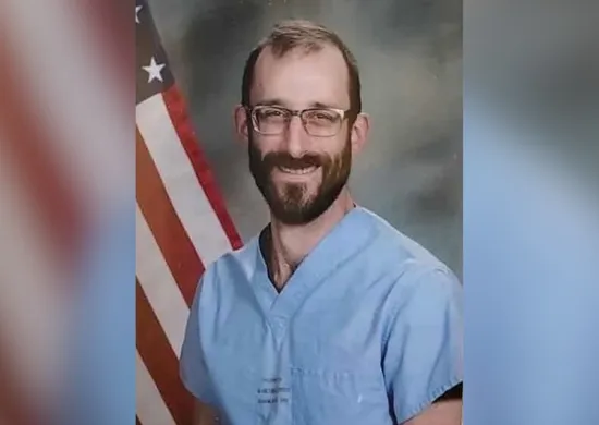 Imagem ilustrativa da imagem Pais de enfermeiro morto pelo ICE afirmam que governo diz "mentiras repugnantes"