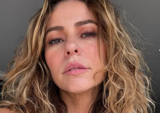 Imagem ilustrativa da imagem Paolla Oliveira recebe buquê de flores em casa e chama ato de "invasão"