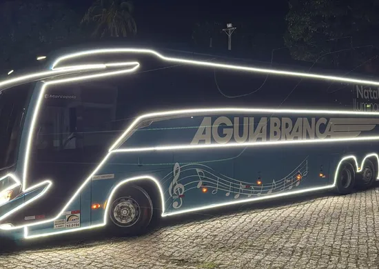 Imagem ilustrativa da imagem Papai Noel chega de ônibus iluminado em ação solidária da Águia Branca