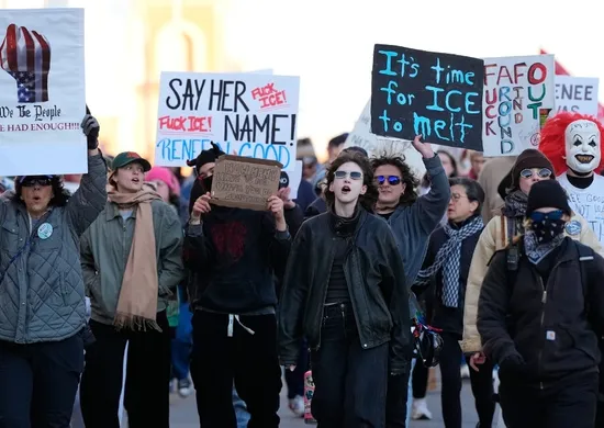 Imagem ilustrativa da imagem Protestos contra polícia de imigração dos EUA reúnem milhares após morte de mulher