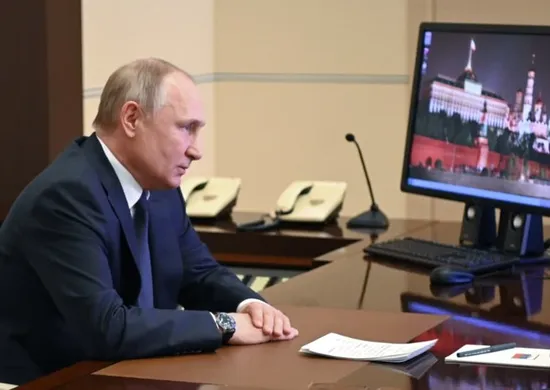 Imagem ilustrativa da imagem Putin lança submarino nuclear com 'torpedo do Juízo Final'