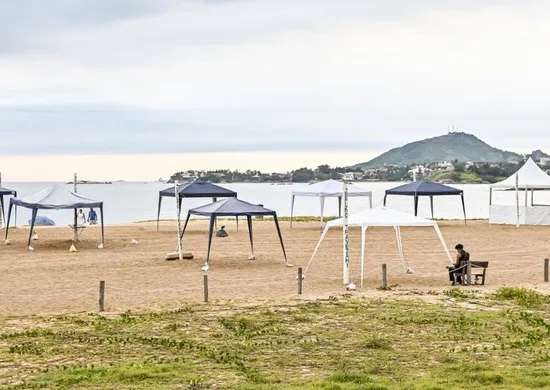 Imagem ilustrativa da imagem Reserva de tendas para passar o réveillon em Camburi começam nesta segunda