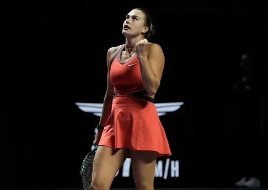 Imagem ilustrativa da imagem Sabalenka vence e desafia Rybakina na busca da inédita taça do WTA Finals