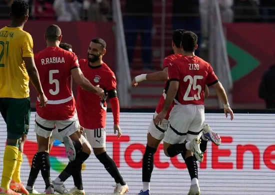 Imagem ilustrativa da imagem Salah marca de pênalti, Egito vence a África do Sul e se classifica