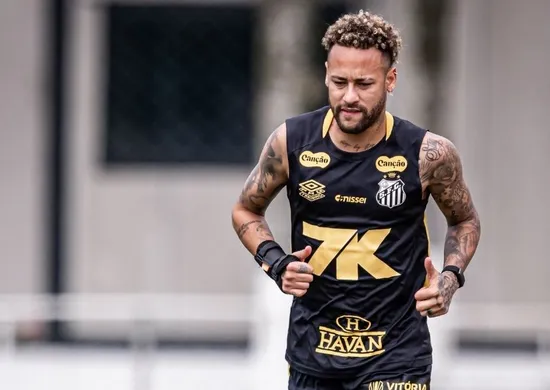 Imagem ilustrativa da imagem Santos tenta redução salarial e quer propor renovação até a Copa a Neymar