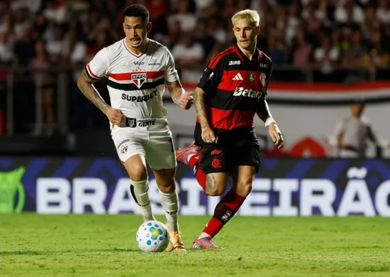 Imagem ilustrativa da imagem São Paulo reage, vira sobre o Flamengo e estreia com vitória no Brasileirão