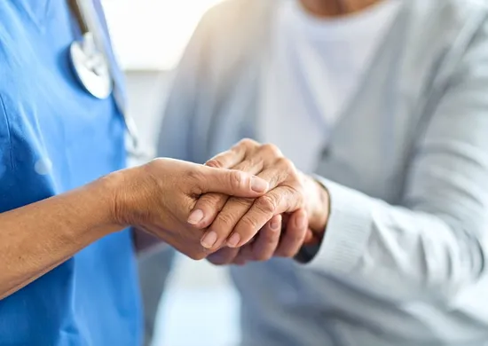 Imagem ilustrativa da imagem Saúde lança versão atualizada da Caderneta da Pessoa Idosa